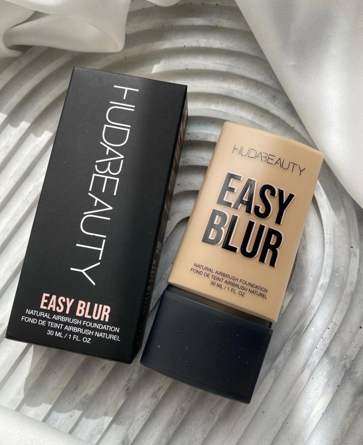 HUDABEAUTY Easy Blur Foundation 30ml (Made in Italy)